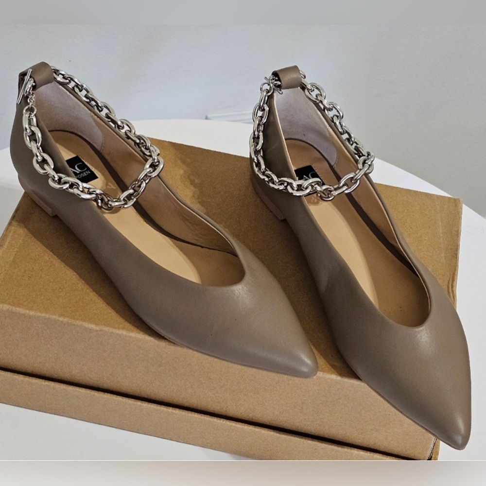 ZAC ZAC POSEN
Nanette Chain Ankle Strap Leather Flat In tan